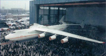 Выкатка Ан-225 из сборочного цеха АНТК им. О. К. Антонова. 30 ноября 1988 г.