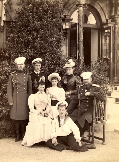 Император Александр III с женой и детьми