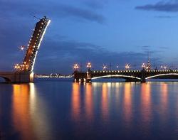 Наиболее известным российским городом, где наблюдаются белые ночи, является Санкт-Петербург. Период очень светлых ночей длится с конца мая до середины июля. Белые ночи — своеобразный символ Санкт-Пете