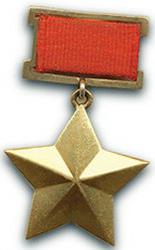 В описании медали «Золотая Звезда», учреждённой как знак отличия звания Героя Советского Союза 1 августа 1939 года, была указана надпись на обороте: «Герой СС». 17 октября 1939 года текст надписи был 