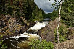 Водопад Кивач – третий по величине равнинный водопад в Европе. Место, которое полюбили не только художники и поэты, но и простые люди, ценители прекрасного, не даром столько туристов приезжает каждый 