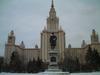 МГУ в Москве - самое большее в мире здание университета, в нем 240 метров высоты, 32 этажа и 40 тысяч комнат.
