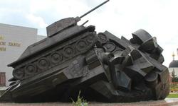 В 100 метрах от звонницы на Прохоровском танковом поле через 65 лет после сражения нашли останки танка Т-34. Детонировавший боекомплект от прямого попадания  вражеского снаряда разорвал броню, словно 
