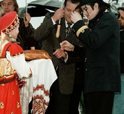15 сентября 1993 года стало исторической датой для всех российских поклонников Майкла Джексона, ведь в этот день он впервые выступил в Москве с концертом. 
У порога отеля «Метрополь», где предстояло о