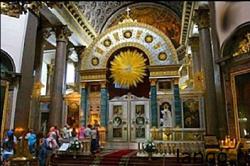 В Казанском соборе города Санкт-Петербург есть центральный иконостас. Знаменит он тем, что изначально был отлит из чистого серебра. У него короткая, но довольно интересная история.
При правлении импер