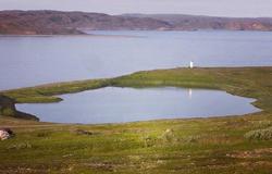 Гидрологический памятник природы.
Настоящий феномен - Могильное озеро располагается на острове Кильдин в Мурманской области. Особенность этого водоема заключается в том, что вода в нем и пресная и сол