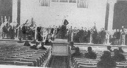 9 августа 1942 года в Большом зале Ленинградской филармонии прозвучала Седьмая симфония Шостаковича. Зал был забит до отказу, дирижер Элиасберг во фраке и даже с цветами, словно это не война, а самый 