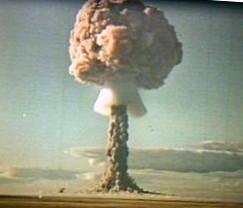 12 августа 1953 года на Семипалатинском ядерном полигоне проходят успешные испытания первой в мире водородной бомбы.
