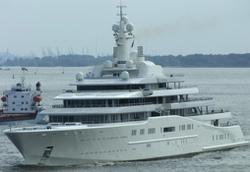 На верфи в Гамбурге завершено строительство самой большой яхты в мире для российского олигарха Романа Абрамовича. Ее длина составляет 170 метров, а стоимость - от 400 до 800 млн евро. Это четвертая ях