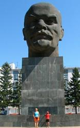 Самый большой памятник Ленину в мире в виде головы находится на главной в городе площади Советов в Улан-Удэ. В ноябре 1971 года, в связи со столетием со дня рождения В. И. Ленина, его установили вмест