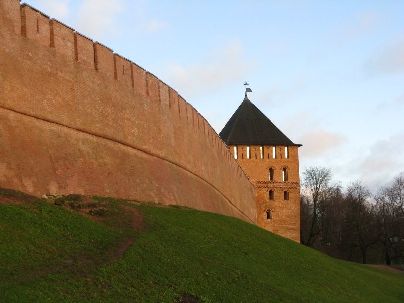 Владимирская, или Никольская башня Детинца, через которую проходил путь в Неревский конец. Фундамент XIV века, выстроена заново в 1460-е годы