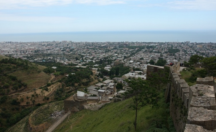 Вид из крепости Нарын-кала (XVI в.) на Дербент