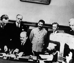 23 августа 1939 года главами ведомств по иностранным делам Германии и Советского Союза подписан "Договор о ненападении между Германией и Советским Союзом". Со стороны СССР договор был подписан наркомо