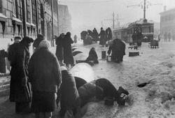 Блокадное кольцо Ленинграда было прорвано 18 января 1943 года. Но потребовался еще год, чтобы окончательно его снять. Все это время немецкие войска вели непрерывные бомбардировки и артобстрелы города,