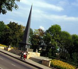 Первый памятник города Липецка был установлен в 1839 г. на Петровском спуске, между Соборной площадью и входом в Нижний парк. Надпись на чугунной доске гласит: "Незабвенному, везде и во всём  Великому