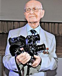 Махмуду Рафикову – 87 лет. Фильмы, которые он снимал, выходили без названий. Под номерами. Артисты в этих фильмах не снимались. Да и вообще в кадре не было людей, только – бомбы ядерные, водородные. О