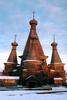 В селе Нёнокса находится единственный в России деревянный пятишатровый храм.
