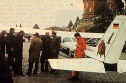 В День пограничника спортивный самолет американского производства «Сессна» нарушил воздушное пространство СССР. Нетронутый советскими ПВО, он совершил посадку в Москве на Большом Москворецком мосту и 