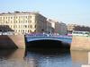 Самый широкий мост в мире расположен в Санкт-Петербурге. Он проходит через реку Мойка и носит название Синий мост. Его ширина, по сути, равна ширине Исаакиевской площади, в ансамбль которой он входит.