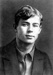 28 декабря 1925 года из жизни ушел потрясающе талантливый поэт, Есенин Сергей Александрович. Ему было всего 30 лет, но не сумев сохранить тягу к жизни, он принял окончательное решение и покончил жизнь